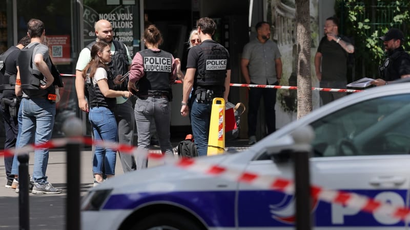 Drama v Paříži: Muž se dvěma noži u metra pobodal tři ženy, zadržel jej policista v civilu