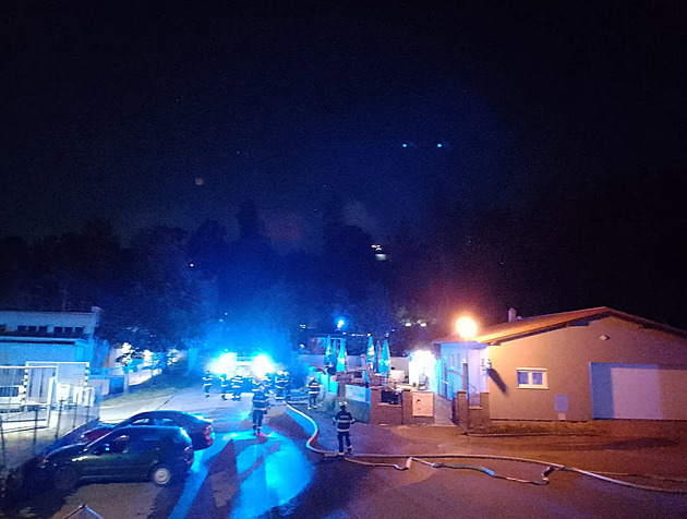 V Písku hořela historická vila Marta, zásah komplikoval terén