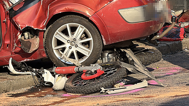 Po srážce auta, tramvaje a motorky v Libni zemřel člověk. Zenklova je zavřená