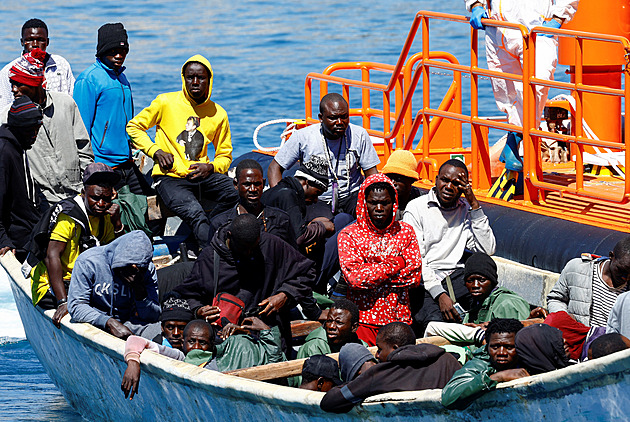 Velká záchrana v Lamanšském průlivu. Z hořící lodě prchalo 157 migrantů