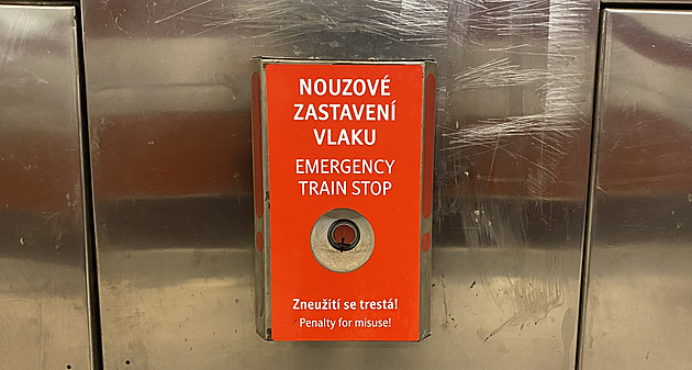 Nouzové tlačítko v metru zachránilo seniorku. Souprava zastavila těsně před ní