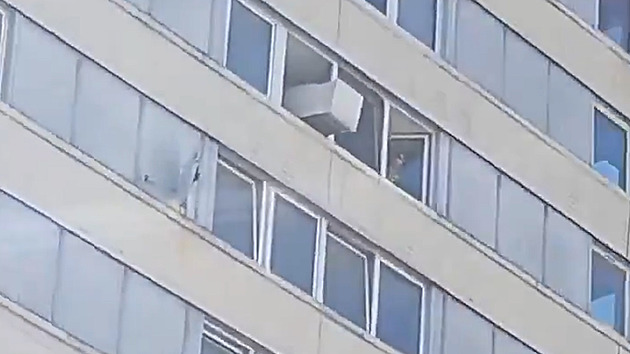 VIDEO: Stěhovákům se nechtělo po schodech, lednici vyhodili z 9. patra