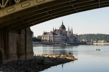 Klimatický budíček Maďarů. Lidé i podniky šetří, omezuje se doprava i svícení
