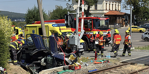 Dva senioři narazili do železničního přejezdu, jejich auto skončilo na boku