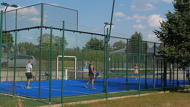 Není to tenis, není to squash. Žďár otevřel první kurt pro padel na Vysočině