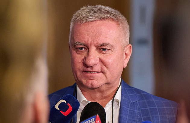 Ministerstvo má vyplatit exkancléři Mynářovi jeden a půl milionu, nařídil soud
