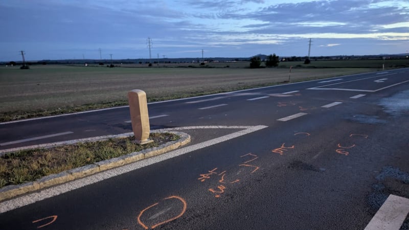 Smrtelná nehoda u Terezína: Motorkář nepřežil střet s autem na problémové křižovatce